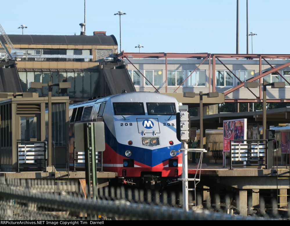 MNCR 208 arrives on train 851